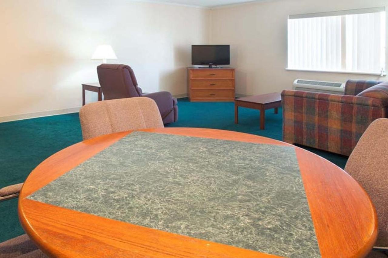 Norwood Inn & Suites Indianapolis East Post Drive Buitenkant foto