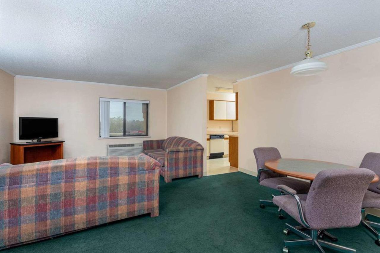 Norwood Inn & Suites Indianapolis East Post Drive Buitenkant foto