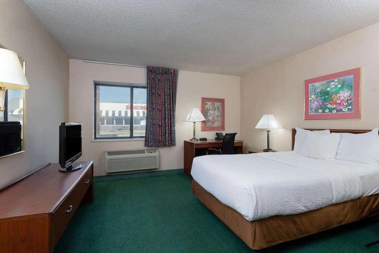 Norwood Inn & Suites Indianapolis East Post Drive Buitenkant foto